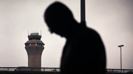 纽瓦克空中交通管制员在夜间设备故障期间再次与飞机失去联系
