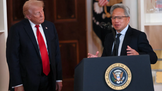 英伟达CEO黄仁勋现身白宫 与特朗普会面