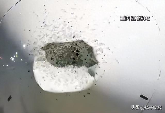 亚航一曼谷飞重庆航班遭冰雹袭击，前挡风玻璃破裂，乘客：下机后看到大洞心惊胆颤，感觉捡回一条命
