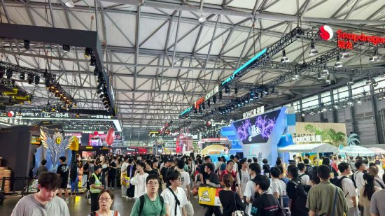直击CJ | N5馆变身“超级手游竞技场”：米OV耀引关注