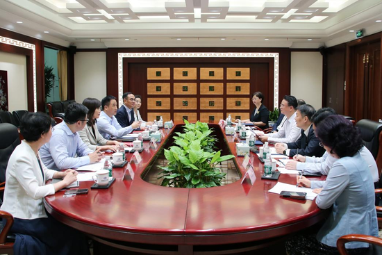 进出口银行副行长王康与中信银行副行长谷凌云举行会谈