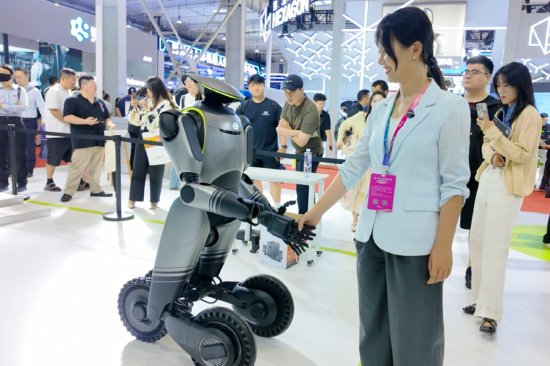广汽多款机器人亮相世界机器人大会：拟2027年量产，2030年产值突破10亿