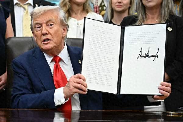特朗普关税被判非法：专家称“印度肯定在庆祝”，贝森特都怕美国“遭报复”