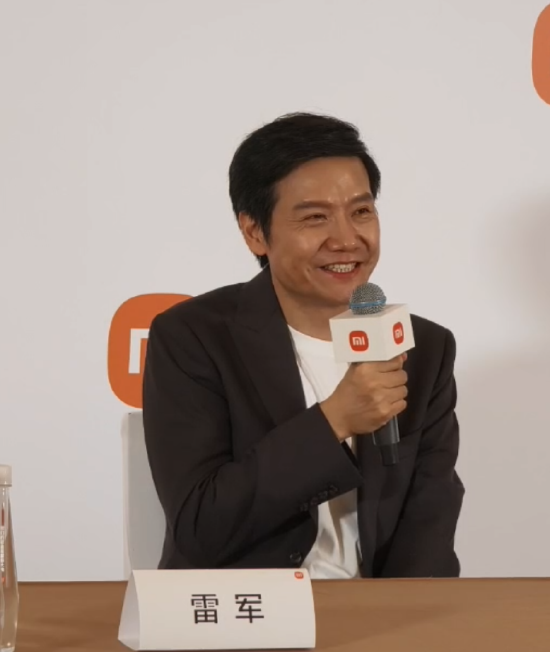 对话雷军：汽车市场很大，还远没到要相互比较的阶段里