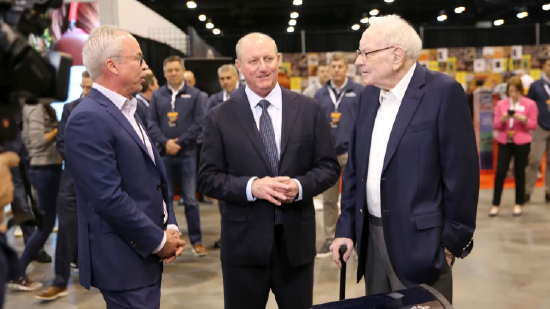 伯克希尔投票决定将董事长和CEO职位分开，为阿贝尔年底接替巴菲特铺平道路