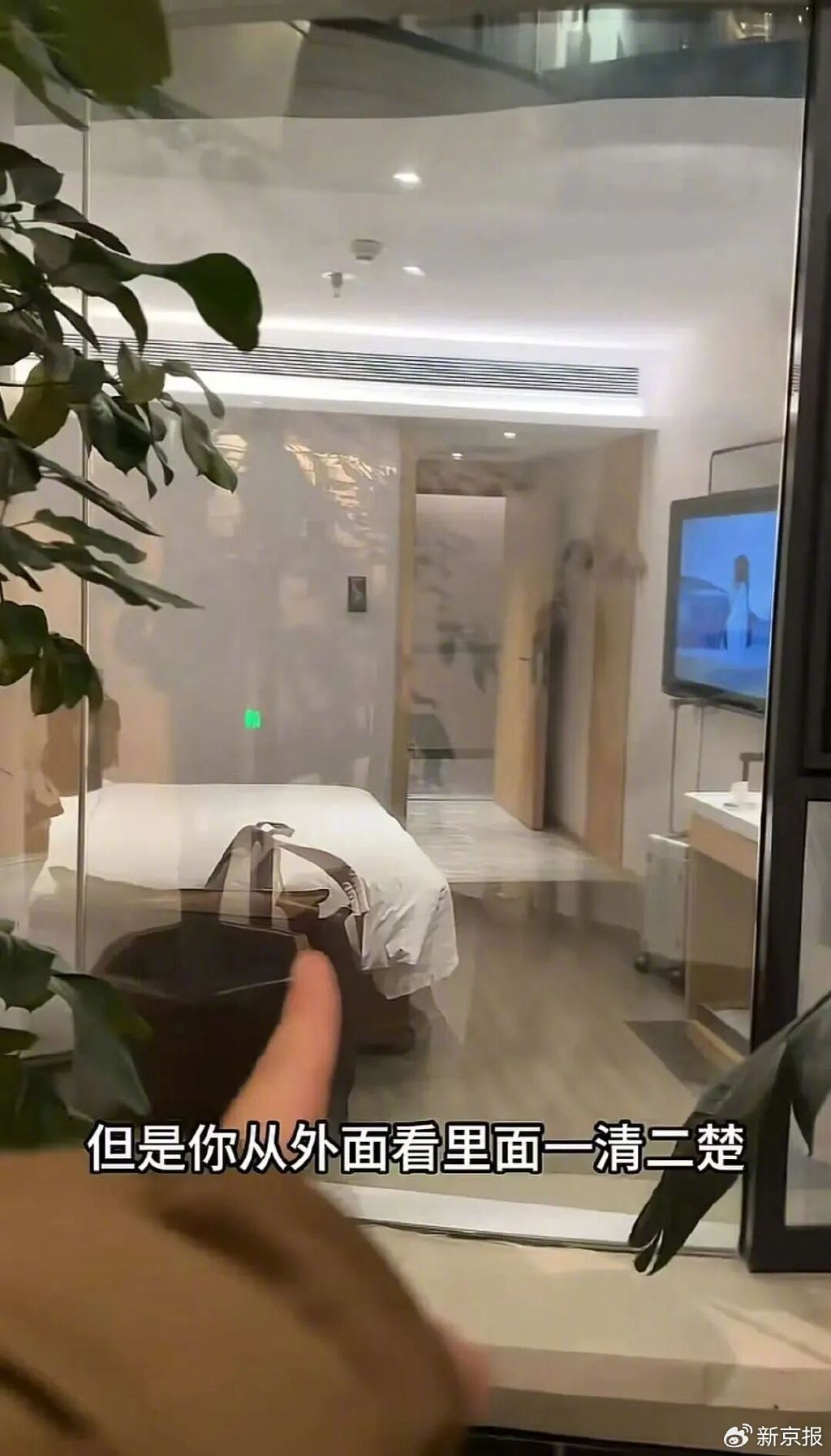 “入住亚朵遭离谱走光”，隐私保护不能“单向”妥协