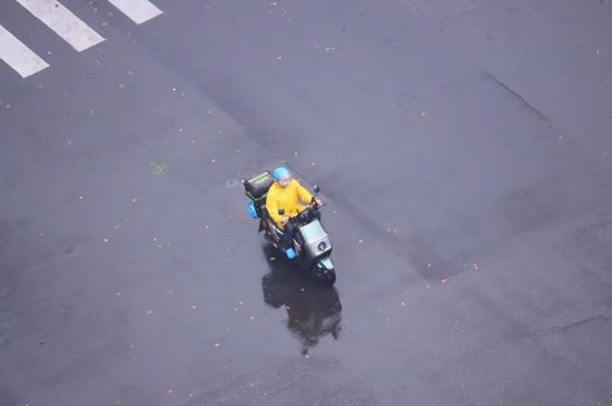 曾年入百万的房产中介,如今兼职跑外卖 曾年入百万的房产中介,如今兼职跑外卖