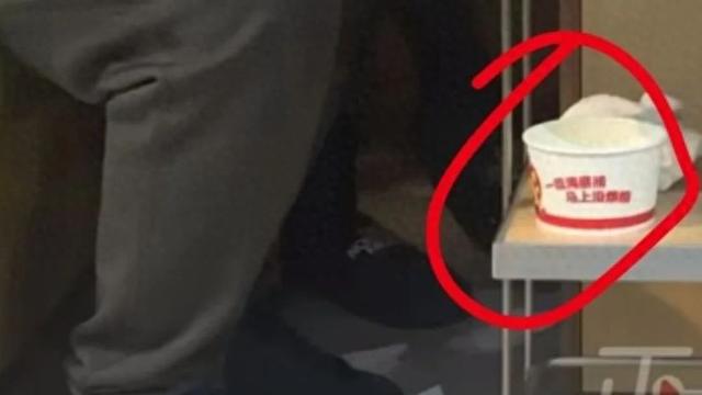 事发海底捞!一家长用纸碗接小孩尿后放餐车,被邻桌投诉“一股味” 事发海底捞!一家长用纸碗接小孩尿后放餐车,被邻桌投诉“一股味”