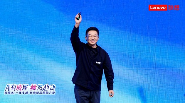 张凌赫代言!联想moto X70 Air AI手机亮相 天禧AI 3.5重磅发布