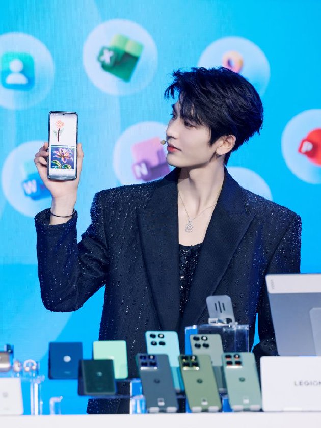 张凌赫代言!联想moto X70 Air AI手机亮相 天禧AI 3.5重磅发布