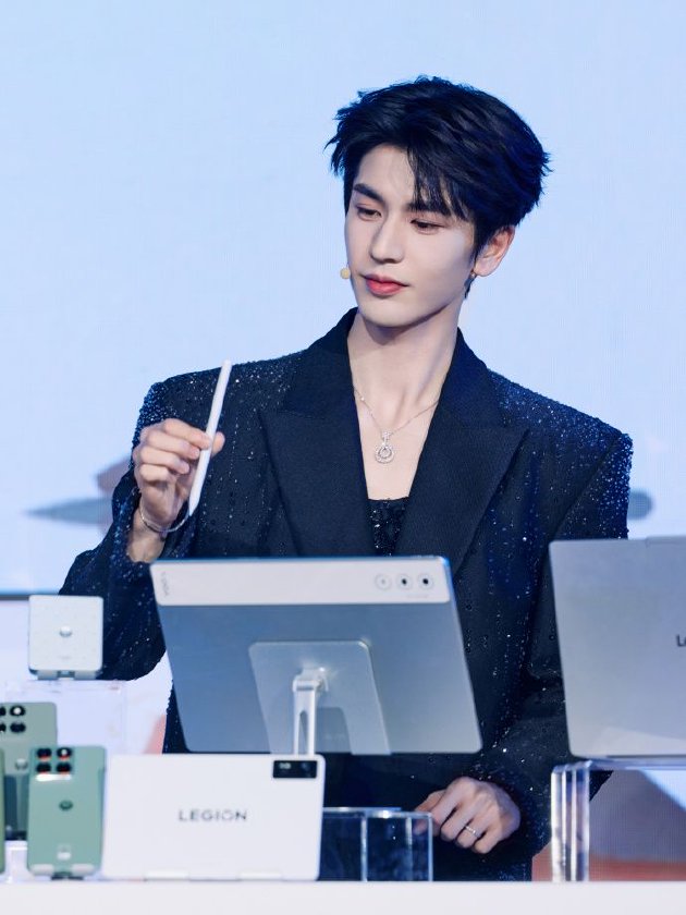 张凌赫代言!联想moto X70 Air AI手机亮相 天禧AI 3.5重磅发布